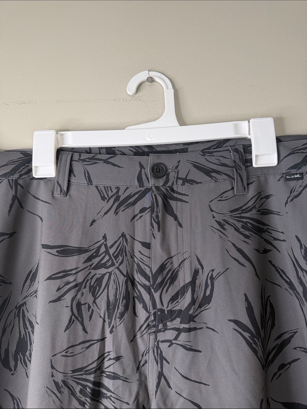 NWT Travis Mathew You Wont Shorts Gray Floral Shorts 40 - Picture 3 of 8